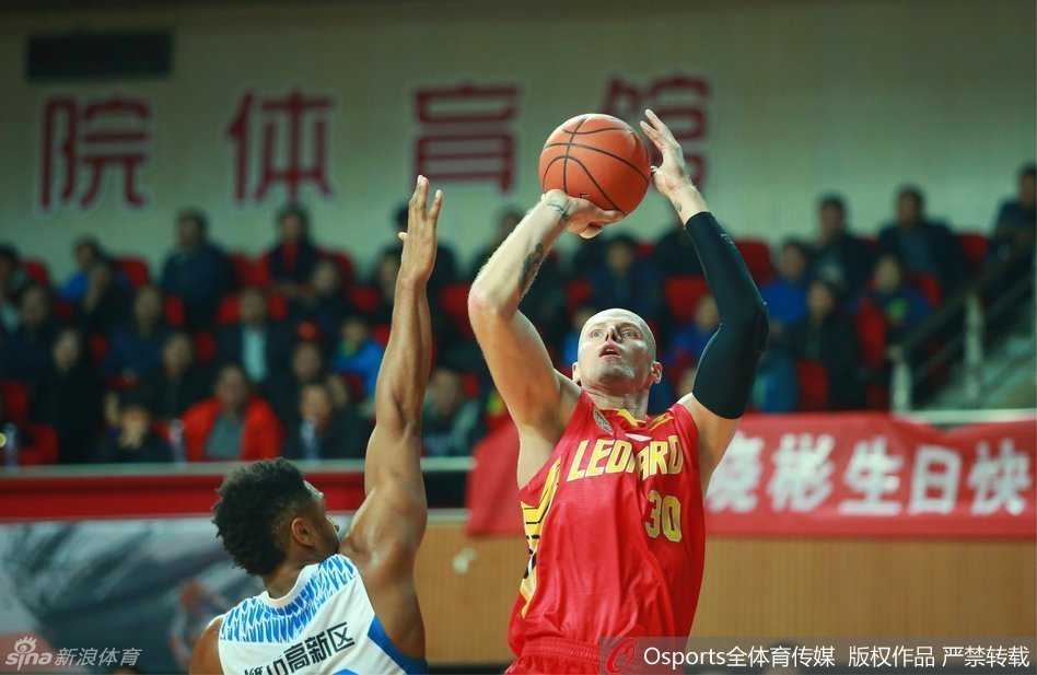 CBA激战夜:深圳客场擒青岛,浙江双加时胜北控 深圳队内线高塔李慕豪高高跃起,犹如泰山压顶一般完成单手劈扣,这记势大力沉的灌篮瞬间点燃了替补席的激情。