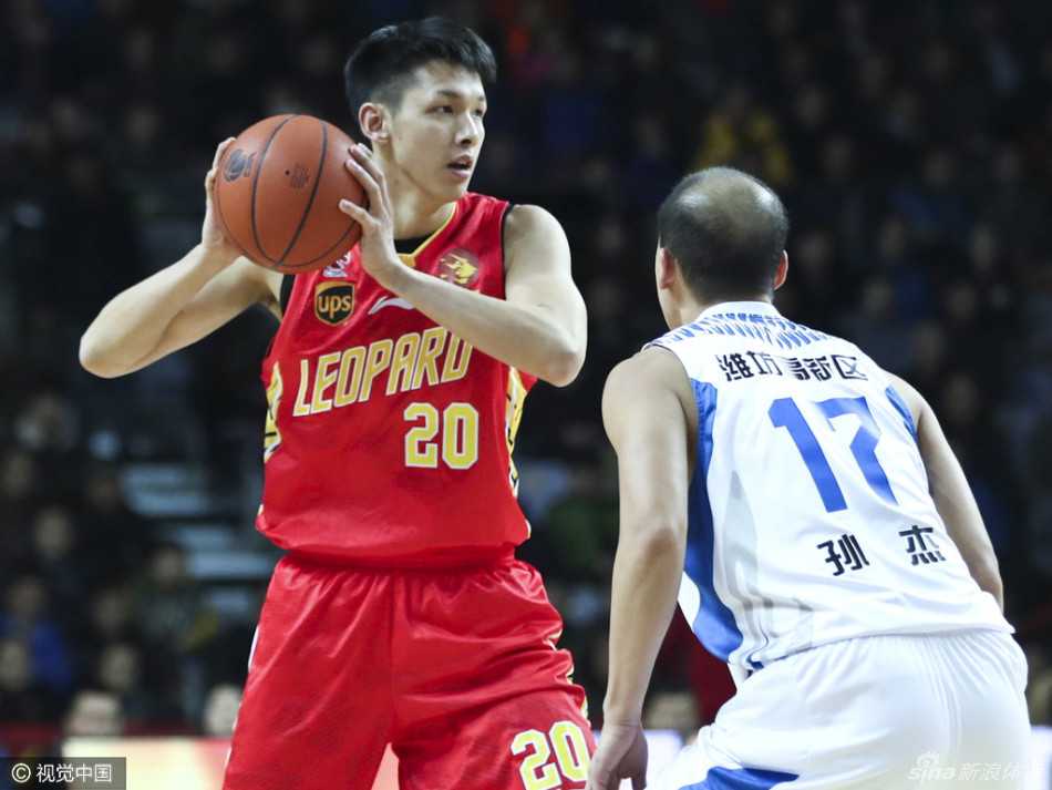 CBA激战夜:深圳客场擒青岛,浙江双加时胜北控 浙江队外援沃伦在双加时的鏖战中体力透支,但他依然咬紧牙关控球推进,眼神中充满了对胜利的渴望与坚毅。