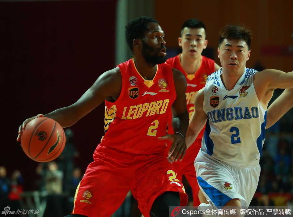 CBA激战夜:深圳客场擒青岛,浙江双加时胜北控 深圳队的防守铁闸何忠勉如同猎豹般紧贴对手,他精准地预判传球路线,用一记干净利落的抢断试图为球队发动闪电反击。