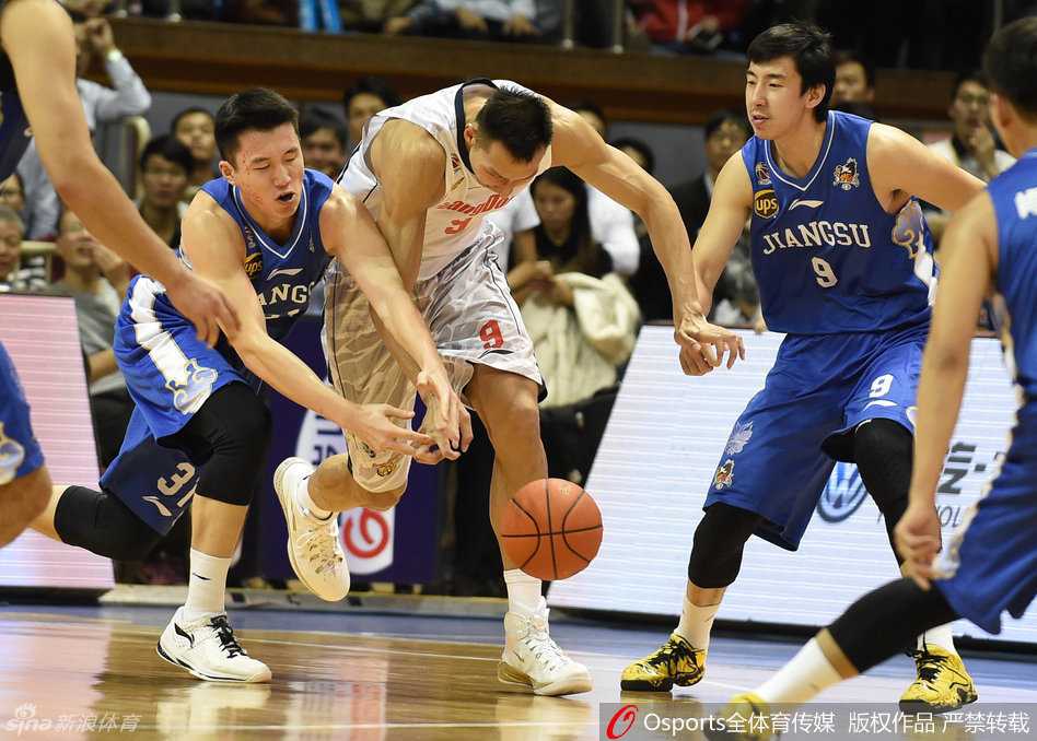 广东队后卫周湛东持球快速突破，他压低重心，像一颗出膛的炮弹般杀向内线，展现出年轻球员的冲劲与活力。