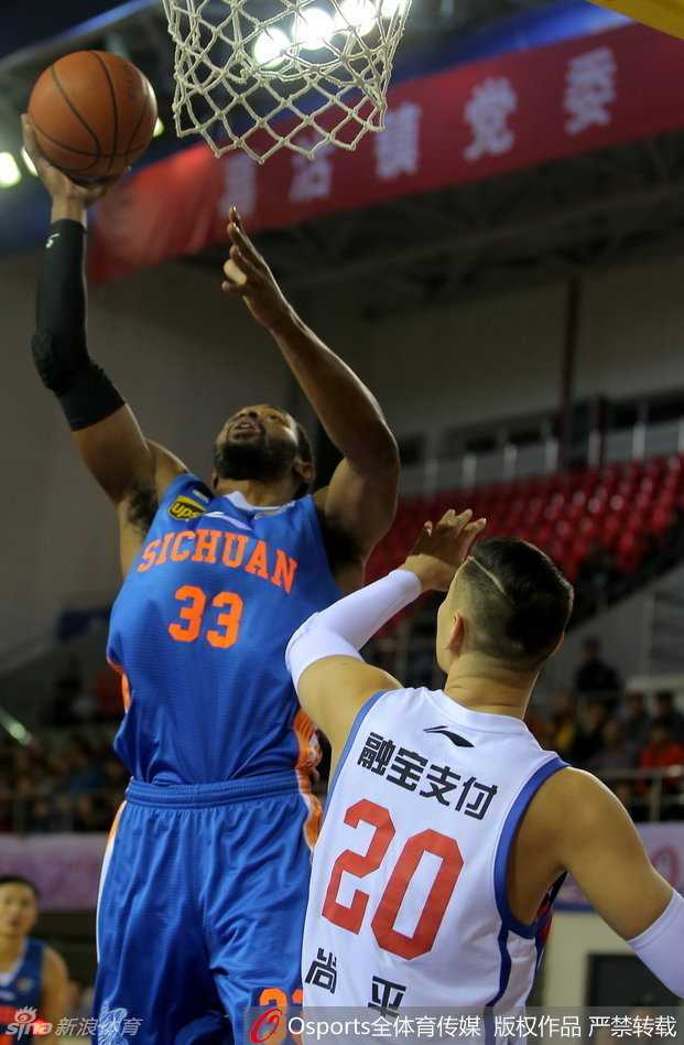 余晨在长人丛中奋力起跳，伸出长臂将篮板球揽入怀中。