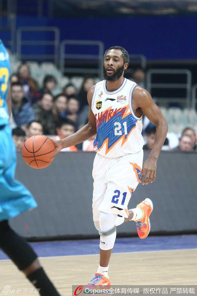 哈里斯持球如闪电般杀入敌阵，面对补防强行上篮。