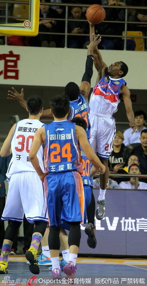 哈达迪在双人包夹下依然高举高打，利用身高优势勾手投篮。