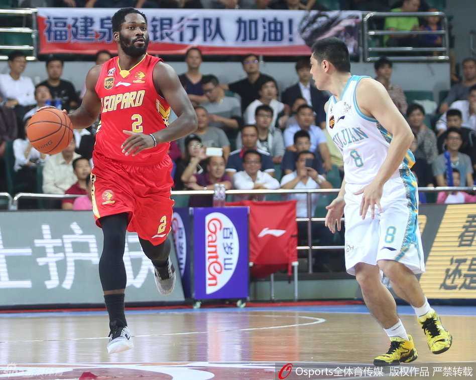 希克森与防守球员上演激烈卡位战，全力跃起争抢篮板，肌肉碰撞火星四溅