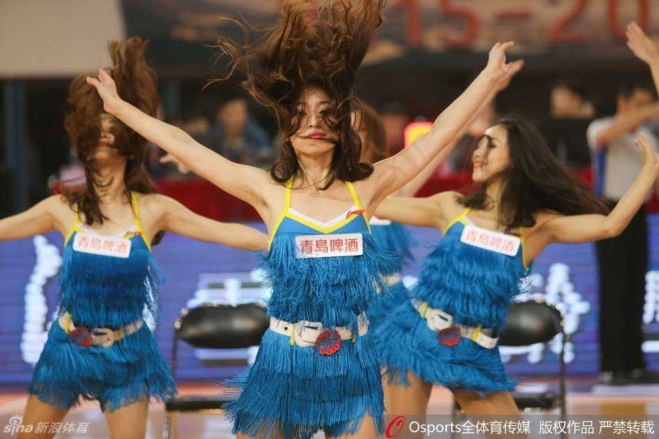 两位篮球宝贝在场上默契配合，她们的笑容明媚如阳光，充满活力的姿态瞬间感染全场，仿佛将快乐通过舞蹈传递给每一位观众。