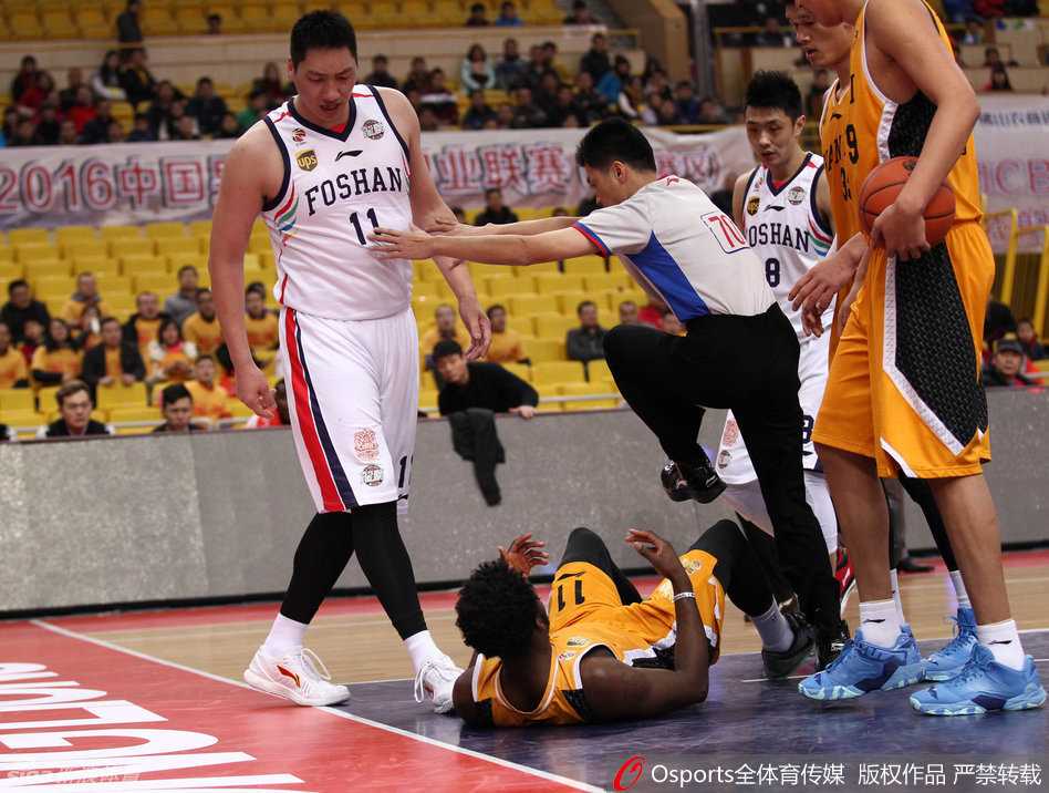 山西队小外援富兰克林面对佛山内线包夹，毫无惧色跃起抛投，这一球也引爆了随后他与唐正东的口角冲突。