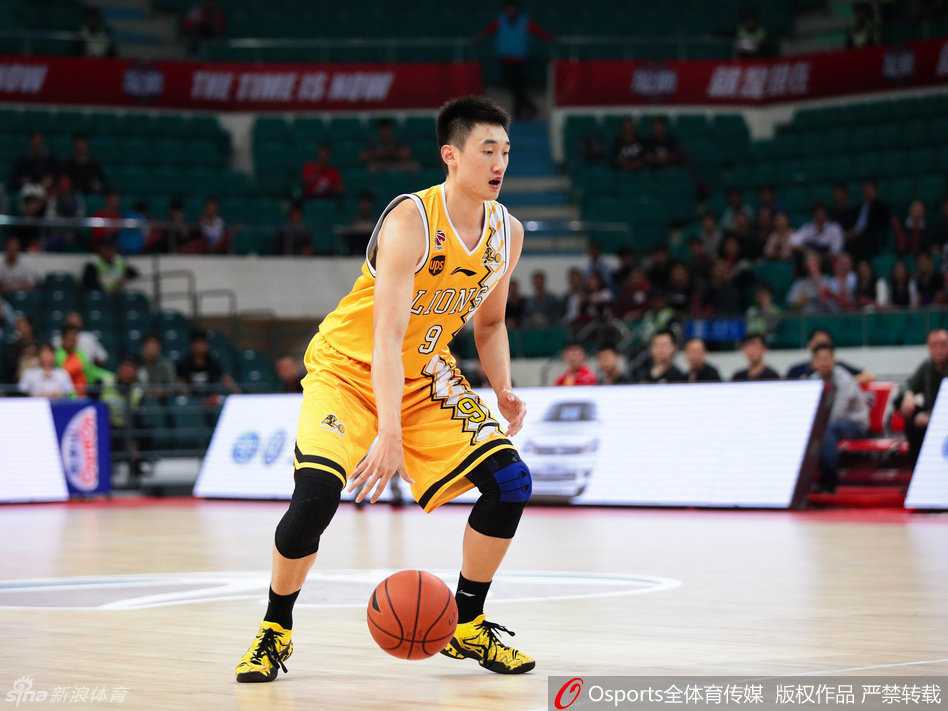 李京龙在外线得球后果断出手，眼神坚毅地盯着篮筐，用一记精准的三分球延续着广厦队凶猛的火力。