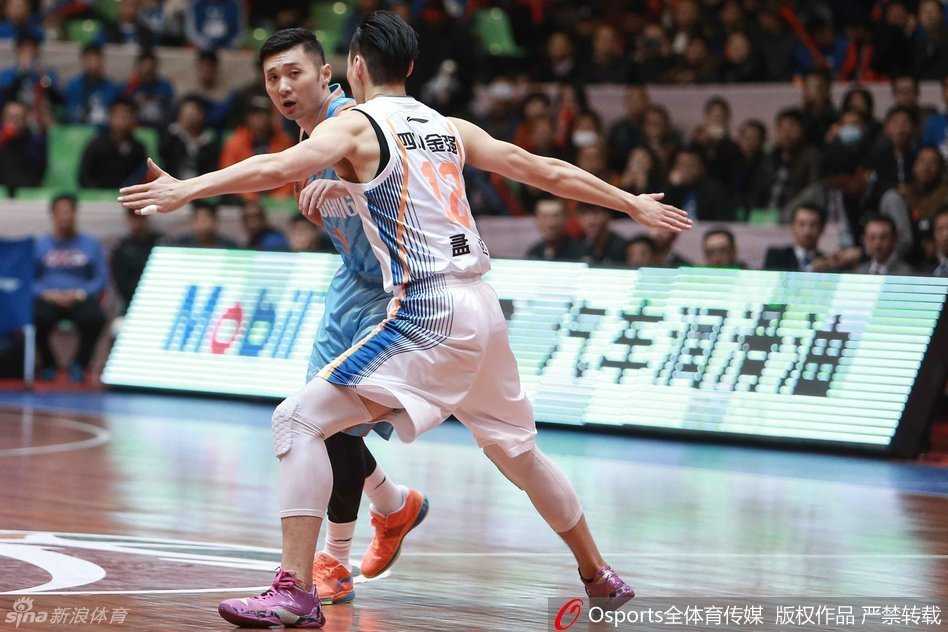 四川悍将孟达飞身贴防，双臂高举干扰刘炜运球视线，眼神紧盯皮球寸步不让