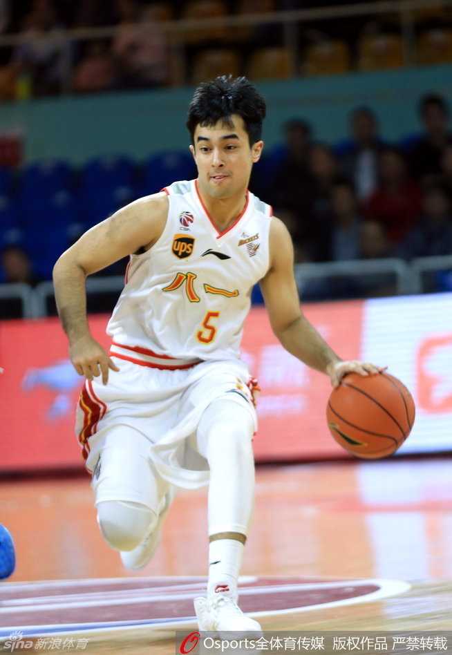 阿尔斯兰低头快速运球推进，眼神余光观察着队友跑位，试图撕开防线