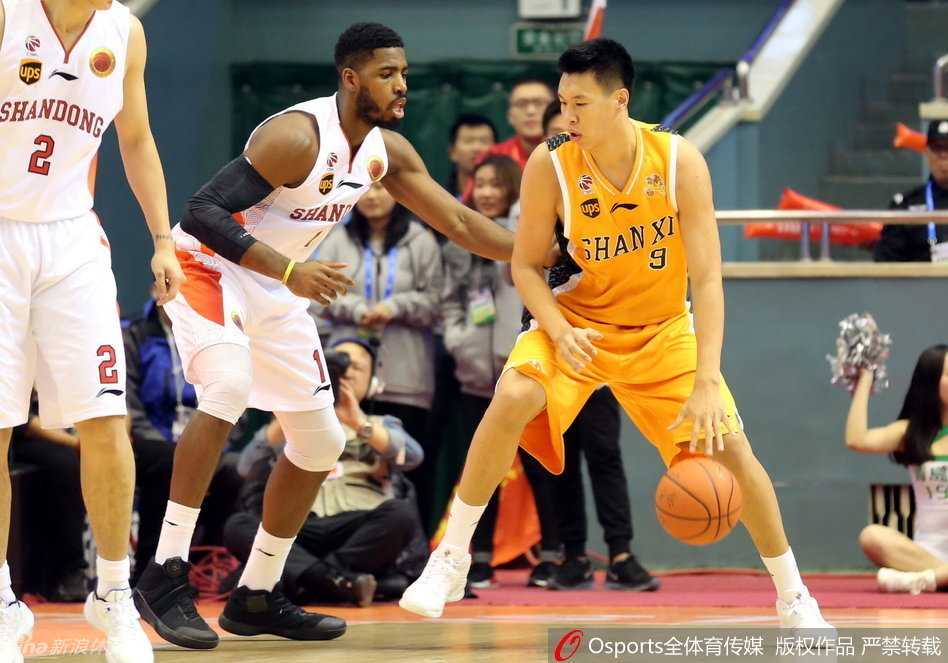 汤普森在内线卡位要球，哈达迪寸步不让，两人手臂纠缠肌肉碰撞激烈