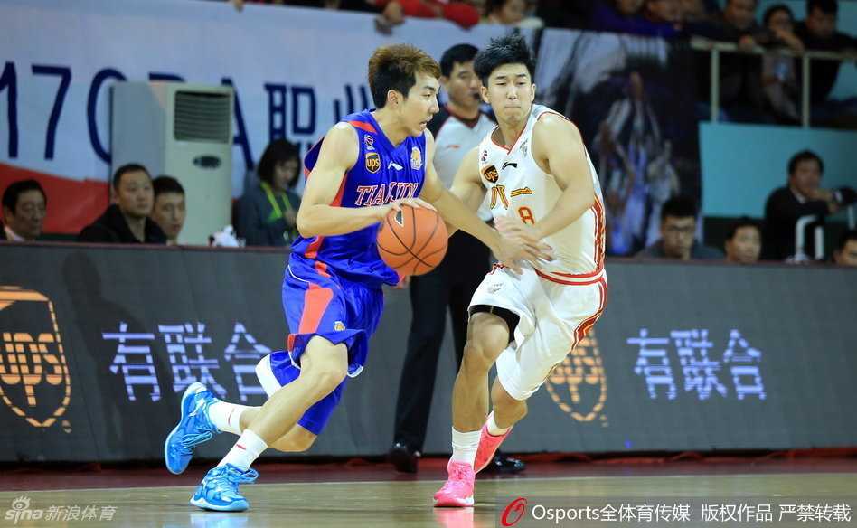 弗雷戴特在两人夹击下强行出手三分，皮球划过一道完美弧线直坠网窝