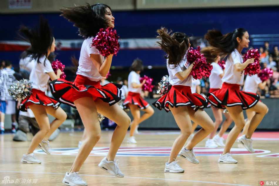 宝贝们展现整齐划一的舞姿，动感造型中洋溢着青春活力，身姿随着节奏律动，营造出风情万种的舞台效果，令观众目不转睛
