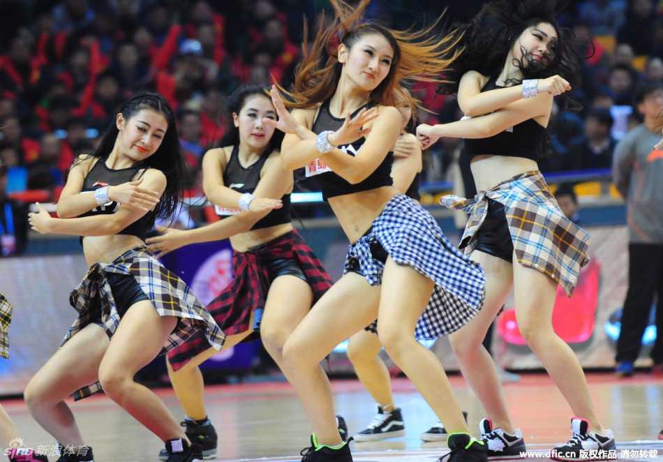 两名领舞宝贝面对面互动，手中的花球随着动感节奏绽放出耀眼的光彩