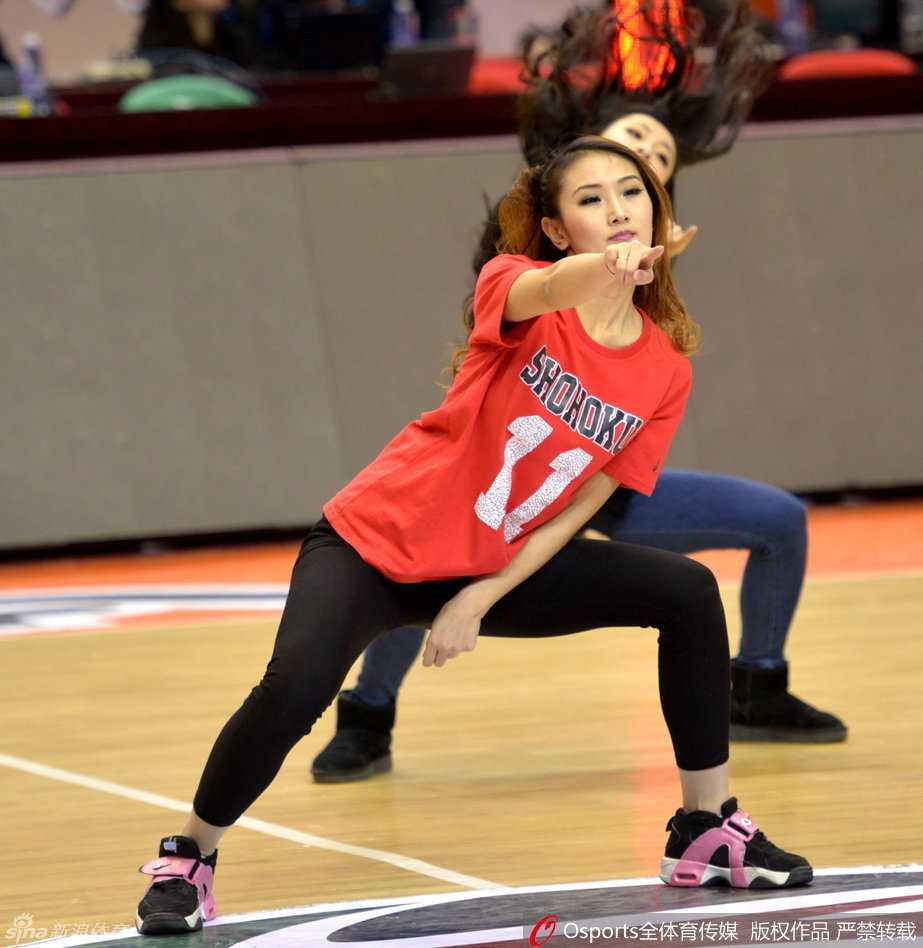 CBA赛场上的炫舞青春 啦啦宝贝点燃冬日激情 动感舞姿火力全开,姑娘们手持花球整齐划一,修长身姿在球场灯光下划出优美弧线。