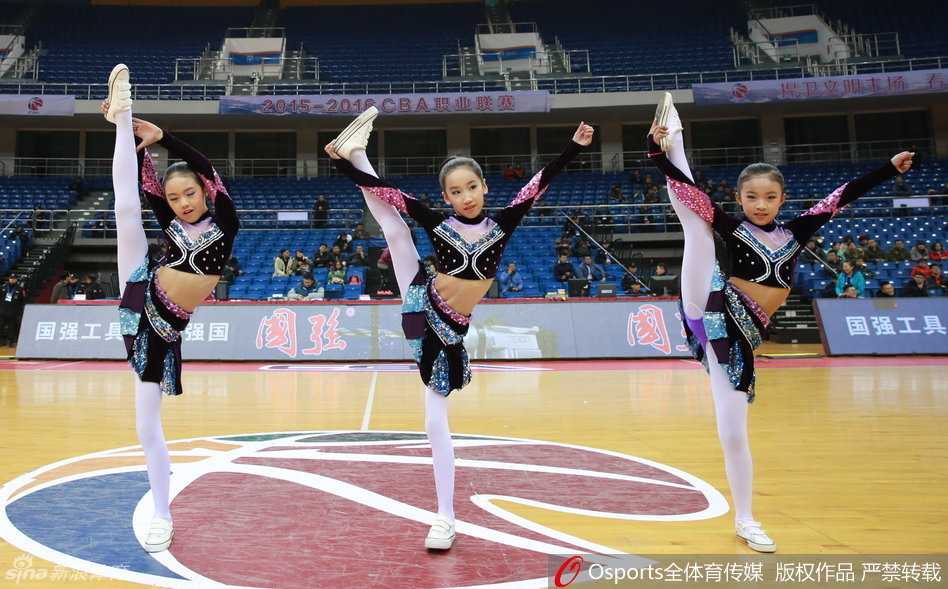CBA赛场上的炫舞青春 啦啦宝贝点燃冬日激情 啦啦宝贝回眸一笑,灿烂笑容如同冬日暖阳,瞬间融化了赛场边的冰冷空气。