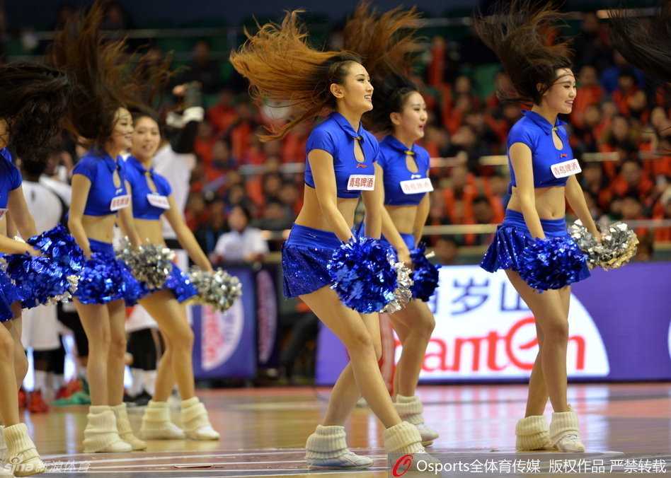 CBA赛场上的炫舞青春 啦啦宝贝点燃冬日激情 中场休息的璀璨时刻,两位宝贝扎着利落马尾,专注的表情和有力的动作彰显着专业舞者的素养。