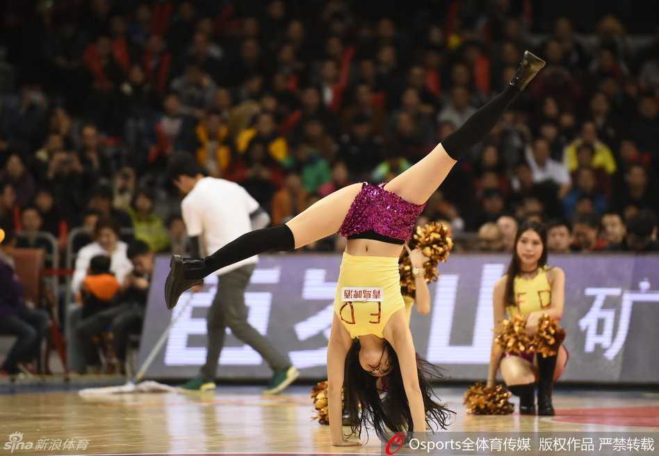 CBA赛场上的炫舞青春 啦啦宝贝点燃冬日激情 迷人微笑定格赛场,高马尾随着动作轻盈摆动,青春活力在聚光灯下肆意挥洒。