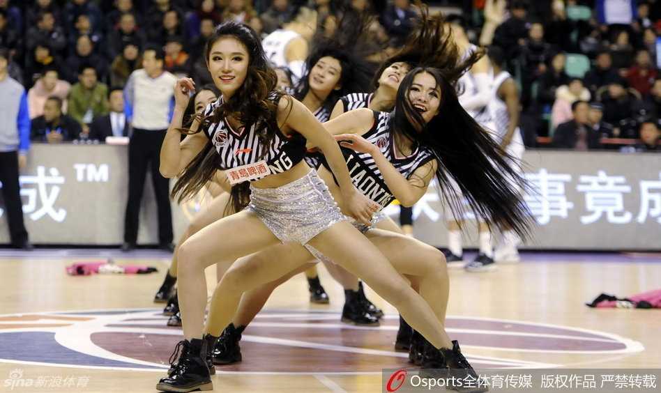 CBA赛场上的炫舞青春 啦啦宝贝点燃冬日激情 赛场边的视觉焦点,啦啦宝贝身着靓丽短裙自信亮相,动感旋律中她们就是最耀眼的明星。