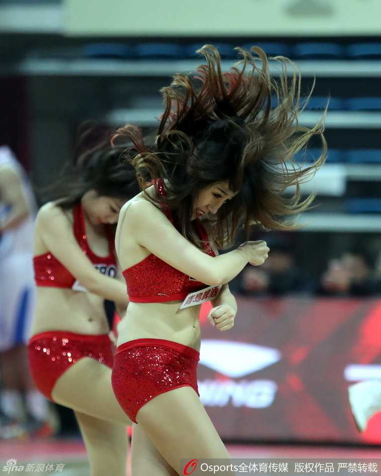 CBA赛场上的靓丽风景线 啦啦队宝贝劲舞点燃全场激情 即使是一个简单的侧身动作,也充满了韵律感,啦啦队员舒展的身形和专注的神情,展现出背后无数次排练所打磨出的专业功底。