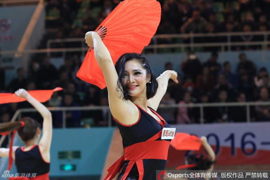 CBA赛场上的靓丽风景线 啦啦队宝贝劲舞点燃全场激情 在灯光璀璨的球馆中央,啦啦队员们高举金色花球,用最饱满的热情为场上球员加油鼓劲,这一刻,她们与所有球迷心意相通,共同守护着对篮球的热爱。