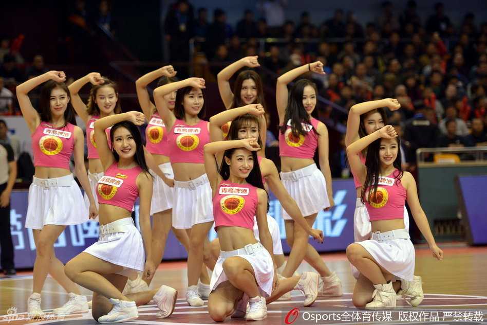 山东主场啦啦队 girls 身着亮黄短裙，在赛场边排开阵型，以充满感染力的笑容和整齐划一的动作，瞬间点燃全场热情。