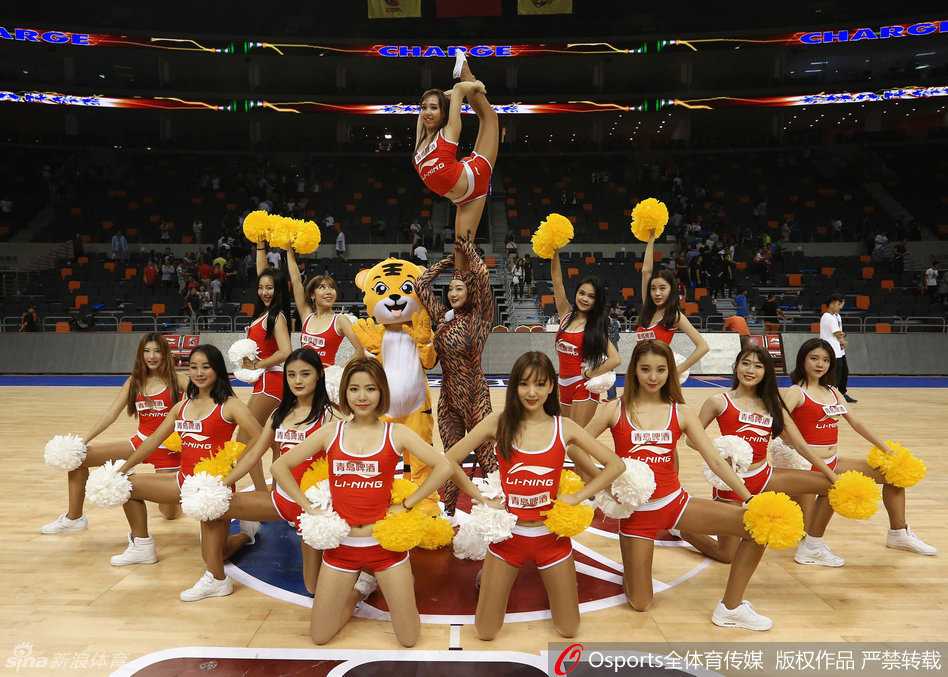 广东啦啦宝贝在赛后整理着装，她们身着一袭典雅的旗袍，在赛场背景下展现出独特的东方美，也为激烈的比赛画上了一个优雅的句号。