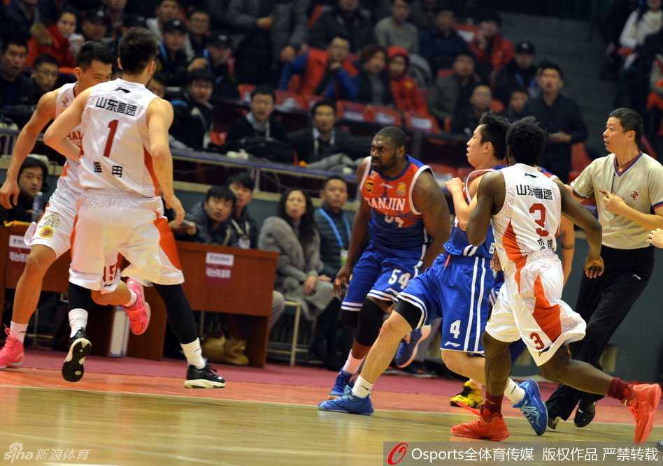 看着情绪再度波动的马克希尔，队友睢冉赶紧上前紧紧抱住他，用自己的身体隔开冲突中心，像兄弟一样安抚他受伤的心