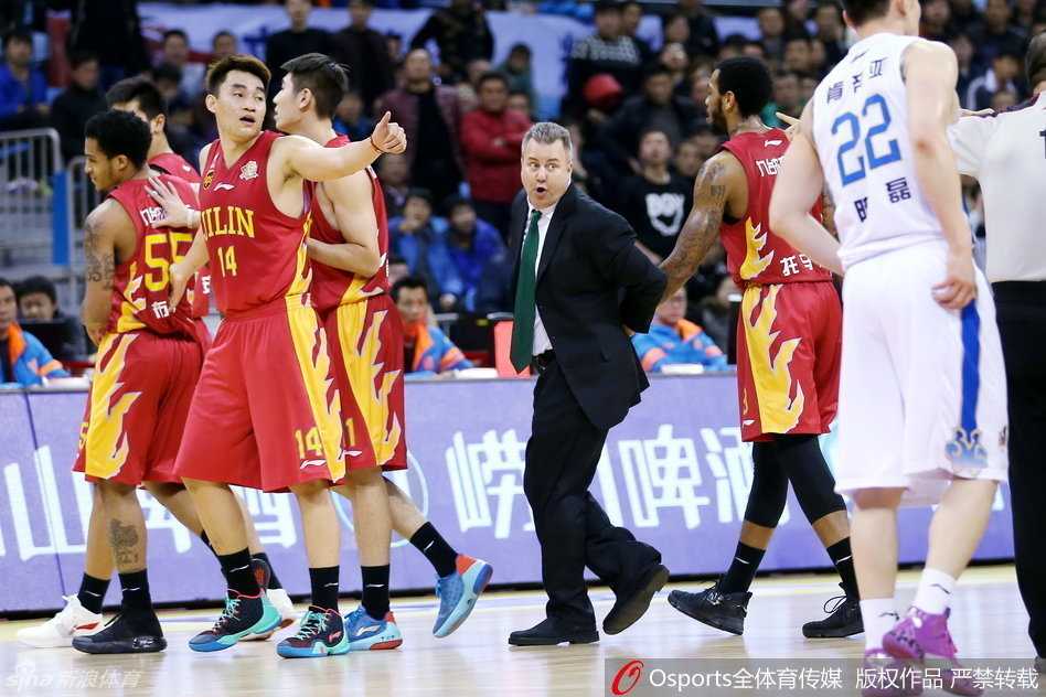 几名裁判员围拢在技术台前,借助视频回放系统逐帧分析冲突发生时的每一个动作,他们表情专注,不时低声交流,商讨着最终的判罚结果。