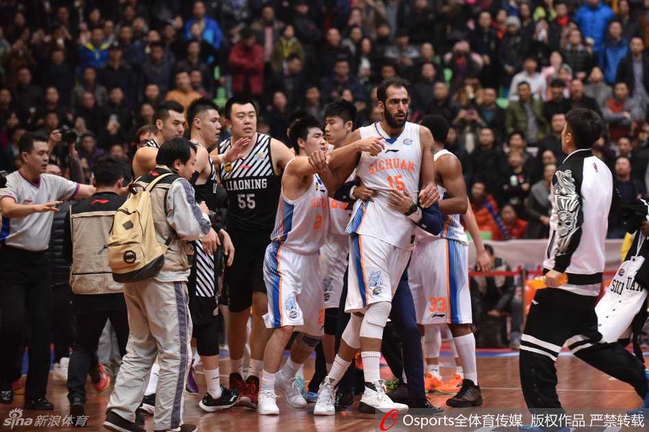 李晓旭被队友拉开后仍难掩气愤，眼神中透露着不甘与无奈离开混战圈