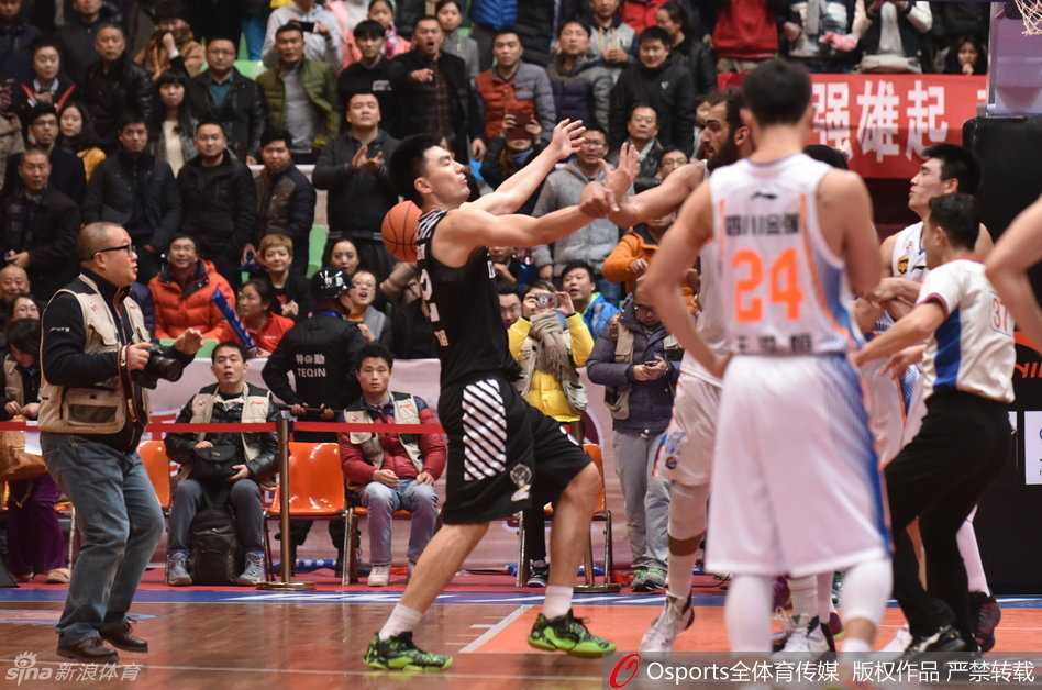 哈达迪怒目圆睁，猛然出手推击李晓旭，冲突瞬间引爆全场惊呼