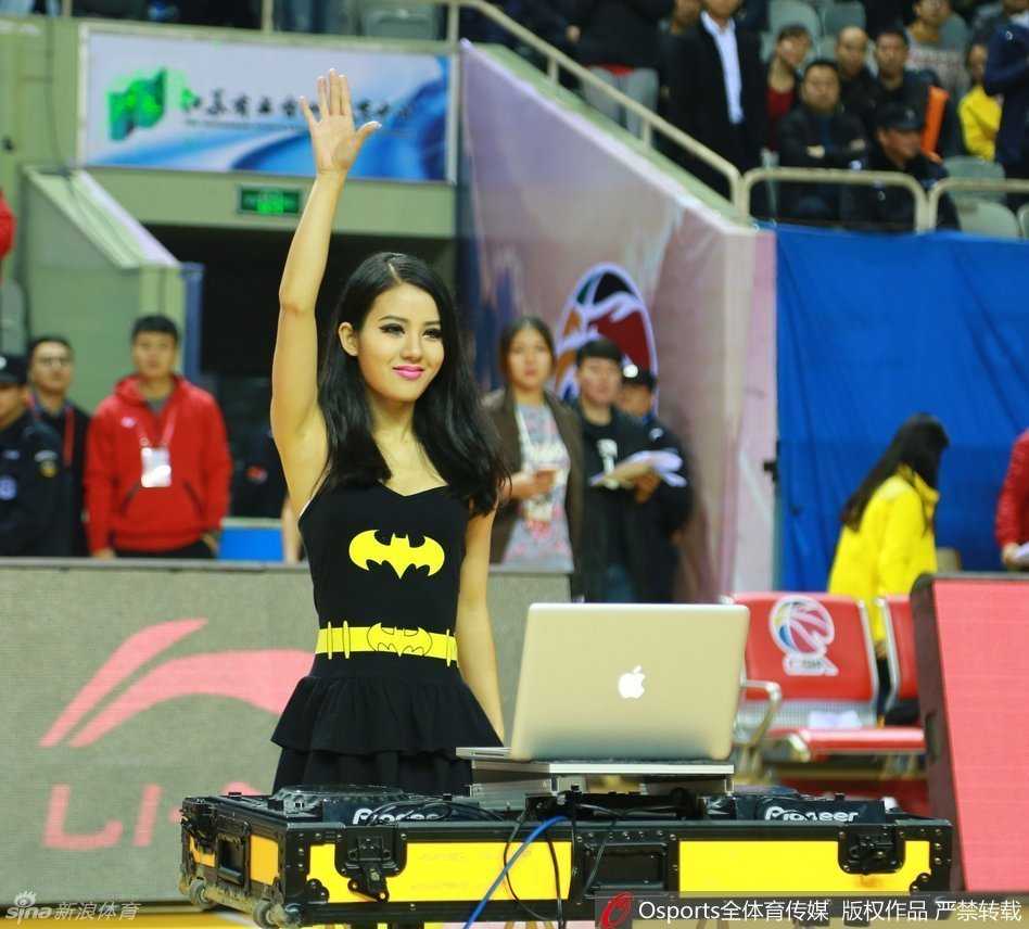 CBA赛场的别样风景:江苏肯帝亚主场美女DJ引爆五台山 美女DJ面带自信的笑容,仿佛在用音乐与全场的球迷对话,她就是五台山主场那道最独特的风景线,用律动为球队注入能量。