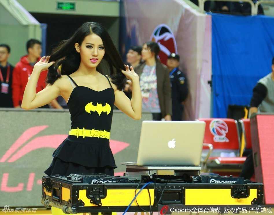 CBA赛场的别样风景:江苏肯帝亚主场美女DJ引爆五台山 在聚光灯的追随下,美女DJ随着自己放出的音乐轻轻摇摆,她不仅是音乐的播放者,更是全场欢乐气氛的缔造者和引领者。