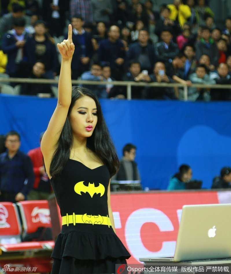 CBA赛场的别样风景:江苏肯帝亚主场美女DJ引爆五台山 比赛进入暂停时间,美女DJ再次成为全场焦点,她卖力的表演赢得了看台上无数球迷的目光和喝彩,这,就是CBA的新魅力。