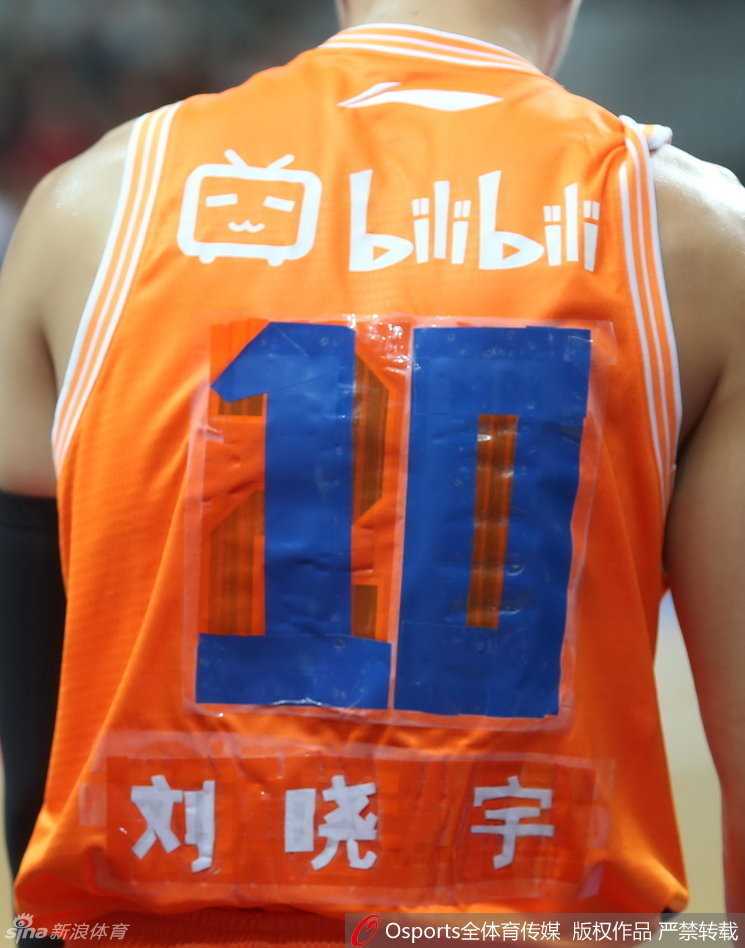 CBA趣闻夜上海临时球衣背后的连胜密码 王哲林在张兆旭头顶完成势大力沉的双手暴扣,他紧紧抓住篮筐,宣示着自己在内线的统治力。