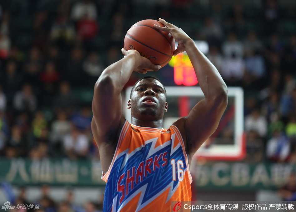 CBA趣闻夜上海临时球衣背后的连胜密码 曾文鼎在高位持球观察队友跑位,他准备将球传给反跑切入的刘晓宇,展现了他作为策应型中轴的视野。