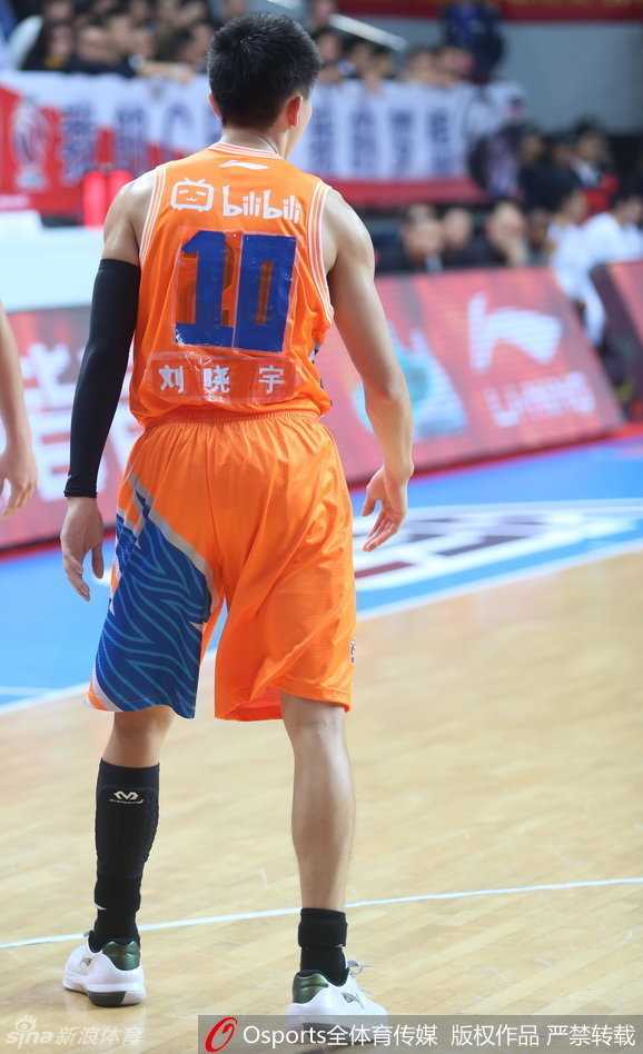 CBA趣闻夜上海临时球衣背后的连胜密码 亚布塞莱在罚球线上沉稳出手,他眼神专注,准备用这一球为球队稳住阵脚,身后的福建主场球迷极力干扰。