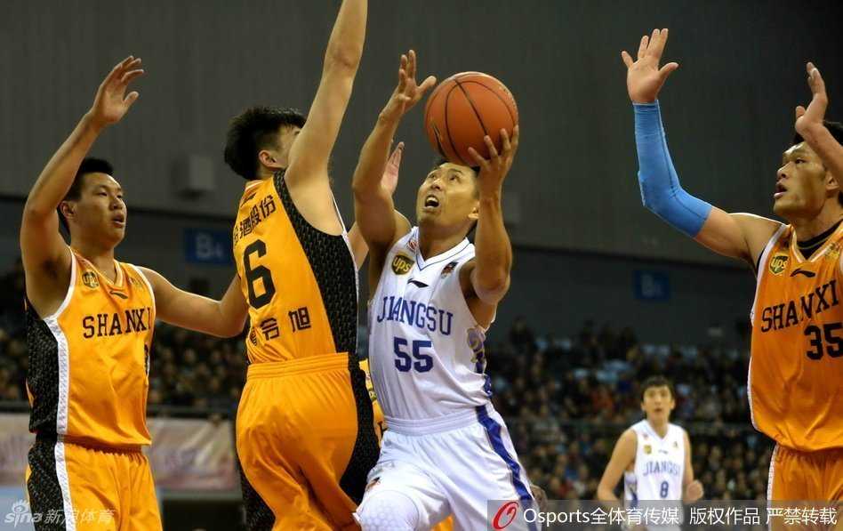 CBA那些年:大帝统治防守,胡雪峰老辣,伤病与热血交织的赛季 罗凯文在拼抢中痛苦倒地,手捂左膝,表情因剧痛而扭曲,队友们神情严峻地围拢过来,场边的担架迅速入场,气氛紧张。