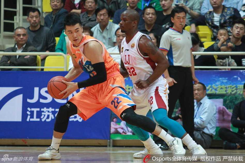 江苏队外援萨缪尔斯在篮下高高跃起，用一双巨掌死死罩住广东队突破手的上篮空间，完成了一记极具统治力的正面封盖。