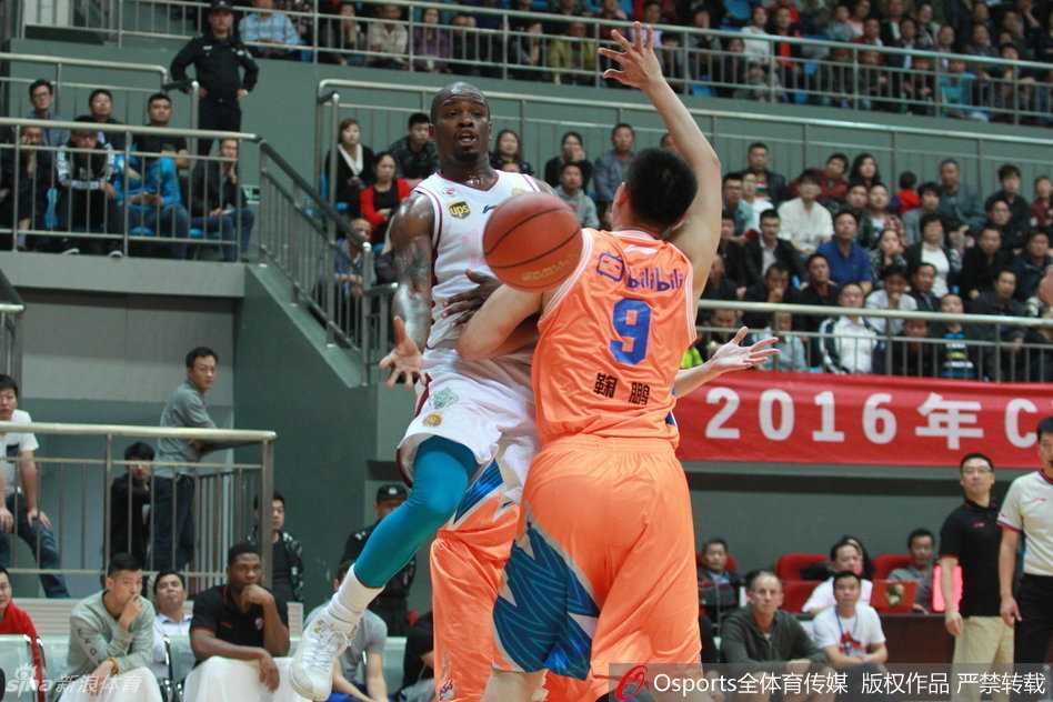 浙江队悍将鞠鹏在禁区边缘张开双臂，犹如一座铁塔般死死贴防重庆队的小外援沃伦，眼神中充满了坚毅与不屈。