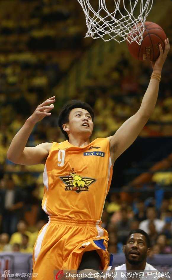 外援如天兵降临试图遮天蔽日完成封盖，进攻球员则在空中巧妙闪躲寻找上篮角度