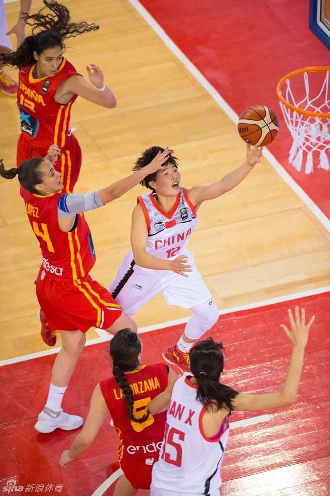 比赛结束后，西班牙女篮的球员们难以接受失利的现实，坐在场边掩面哭泣，巨大的失落感与现场欢乐的中国队形成鲜明对比。