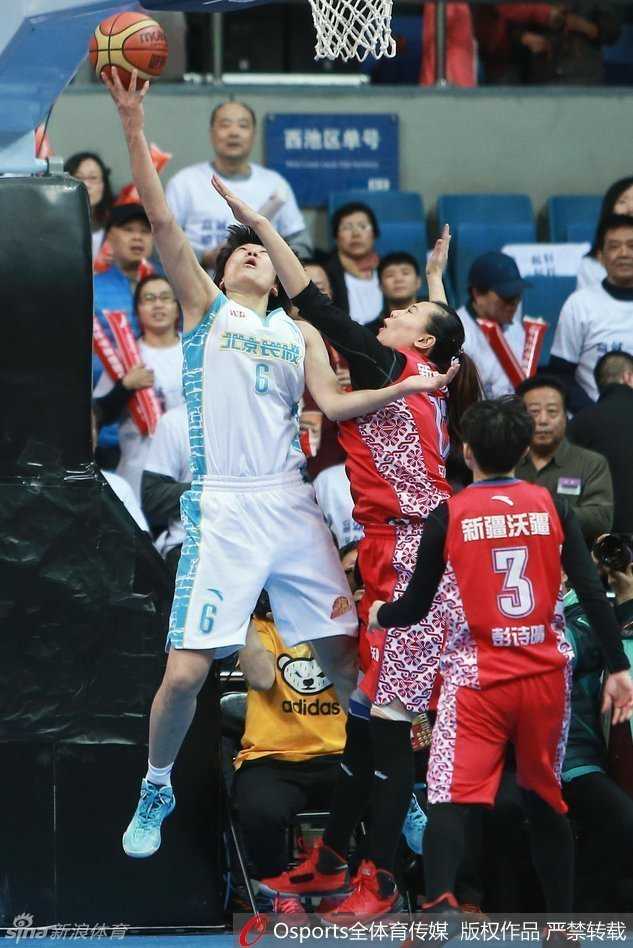 邵婷持球快速突破，新疆队球员奋力回追，双方攻防转换节奏极快