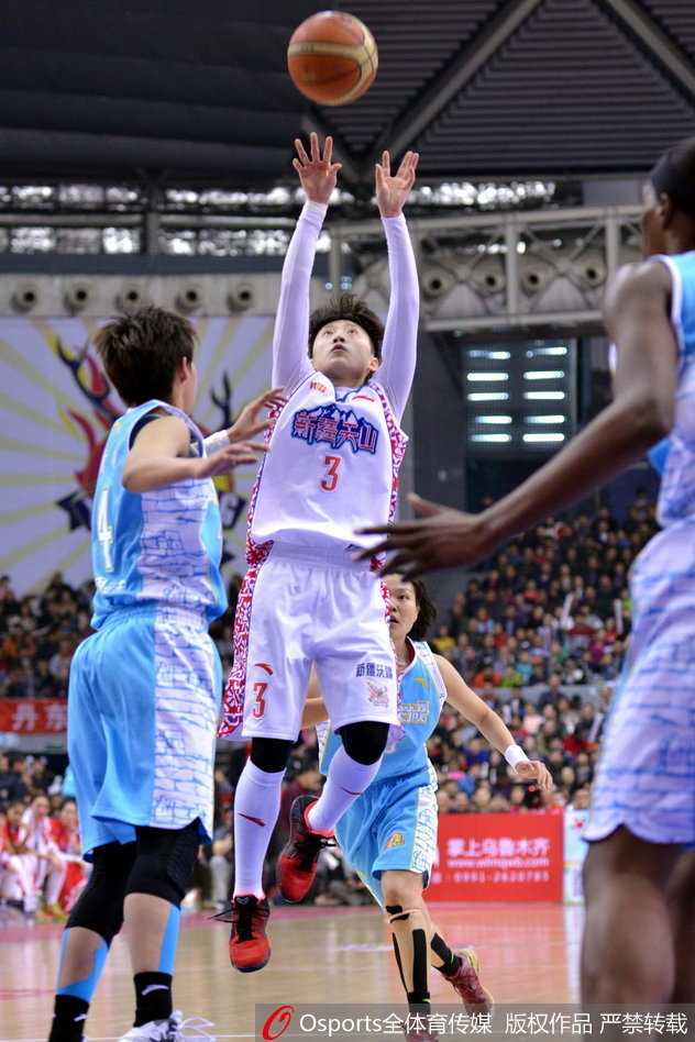 北京女篮组织进攻时耐心传导球，邵婷与高颂在外线不断穿插，试图撕开新疆队严密的联防阵型。