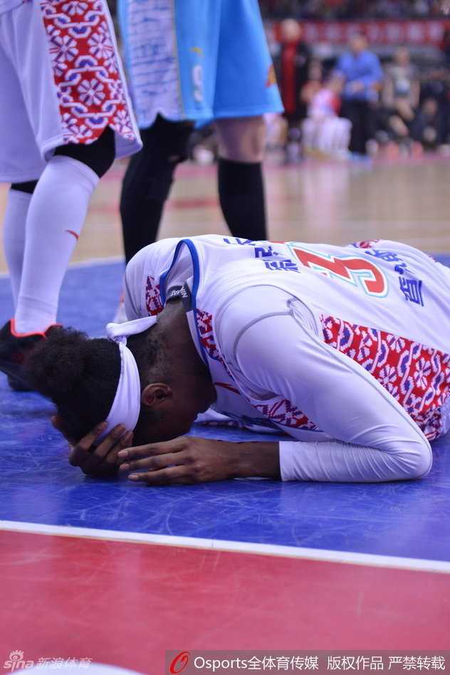 血流满面的查尔斯在工作人员的搀扶下被迫离场，她低着头，身影落寞，现场的球迷无不动容。