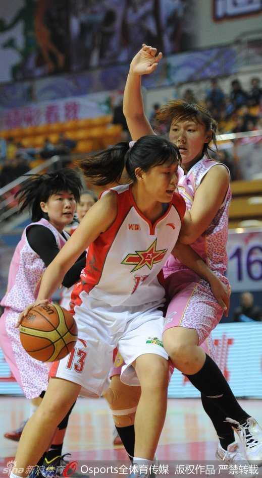 WCBA第34轮玫瑰绽放:上海力克北京,八一狂胜辽宁,群芳争艳 赛场上,身穿白色球衣的球员突破重围,如同利刃般刺入对手防线,飞扬的发丝诉说着奔跑的激情