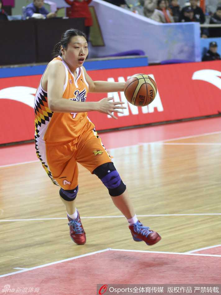 赛后，球员们互相击掌致意，笑容在汗水映衬下格外灿烂，这一刻胜负已分但友情长存