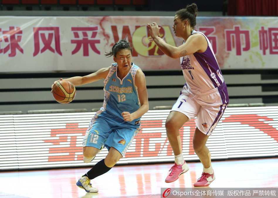 WCBA第34轮玫瑰绽放:上海力克北京,八一狂胜辽宁,群芳争艳 上海与北京的强强对话中,双方球员如同猎豹般在篮下展开激烈争夺,眼神中透露出对胜利的无限渴望
