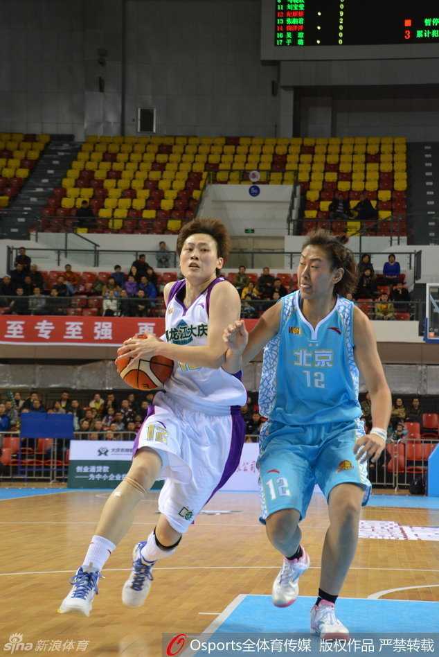 纪妍妍面对贴身防守，毅然决然地起速突破，身体在空中形成一道优美的弓形，对手的拉扯也无法阻挡她前进的步伐。