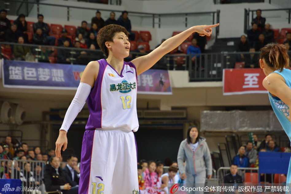 克里斯特尔·兰霍里在低位接到队友传球，顺势转身勾手，修长的手臂将球稳稳送出，防守球员的干扰显得徒劳无功。