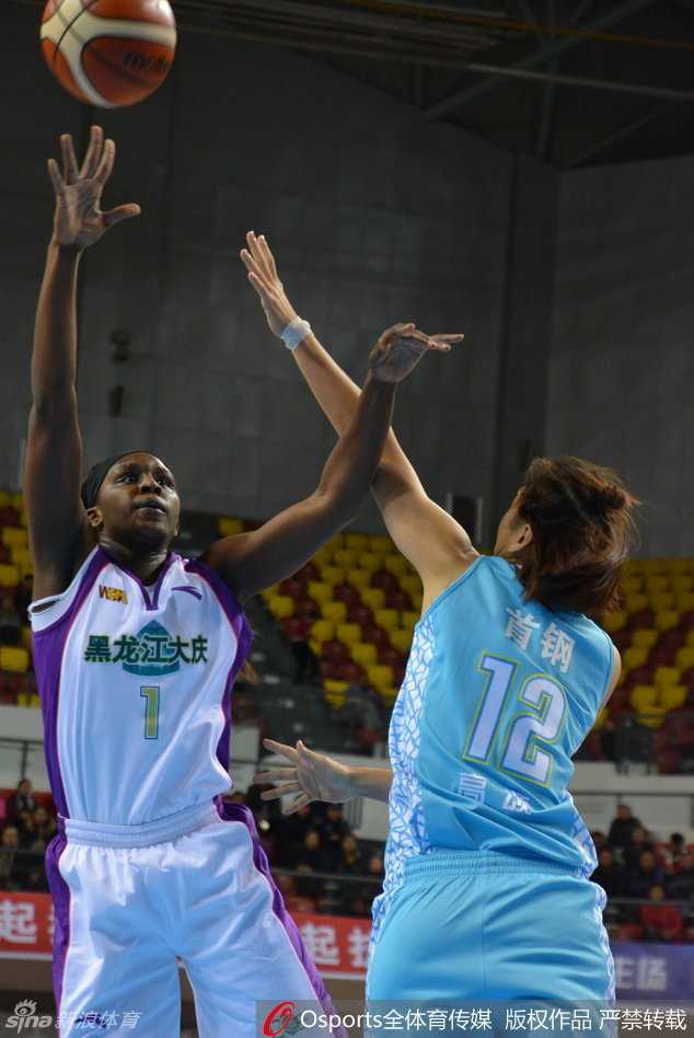 笑容灿烂的纪妍妍在训练间隙望向镜头，眼神中透露出“女科比”的自信与从容，额头的汗珠见证着她的刻苦付出。